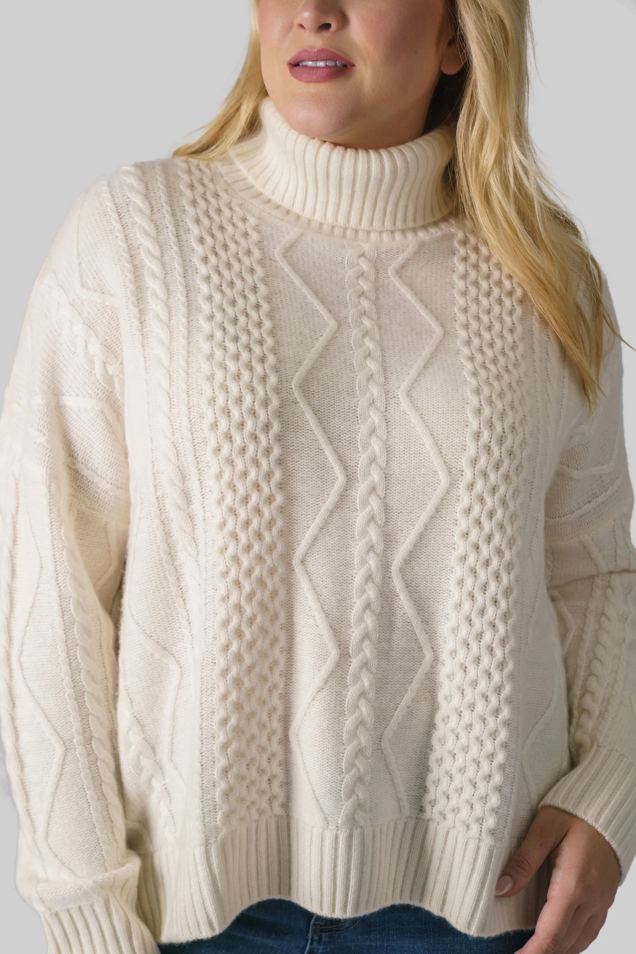 BOXY CABLE KNIT CASHMERE TURTLENECK