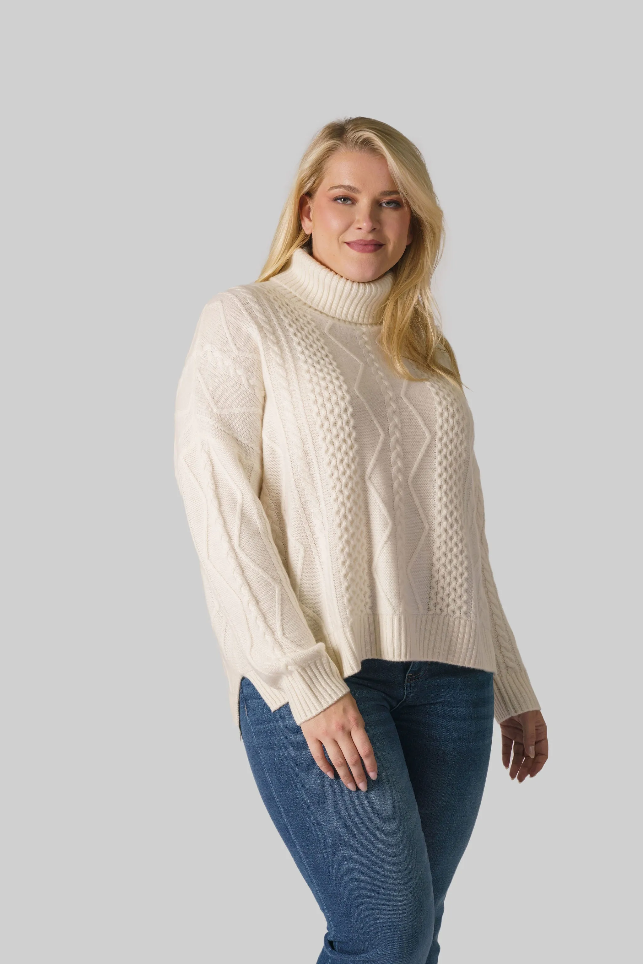 BOXY CABLE KNIT CASHMERE TURTLENECK