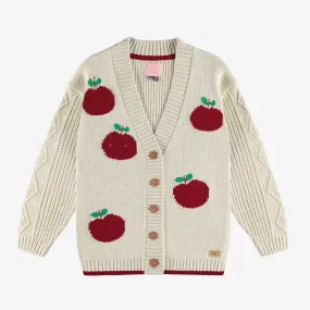 Cardigan de maille beige coupe décontractée avec motif jacquard de pommes rouges, enfant || Beige knitted cardigan relax fit with a jacquard print of red apples, child